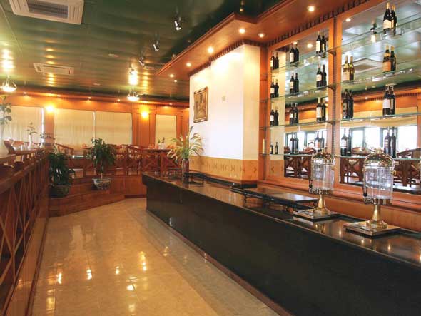 Không gian nhà hàng đẹp mắt là một yếu tố giúp thu hút khách hàng