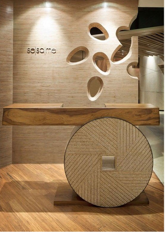Độc đáo với ý tưởng thiết kế quầy lễ tân bằng chất liệu gỗ với hình tròn trang trí lạ mắt. Đồng thời, kết hợp các nét đục, khắc đơn giản là điểm nhấn không gian chung.