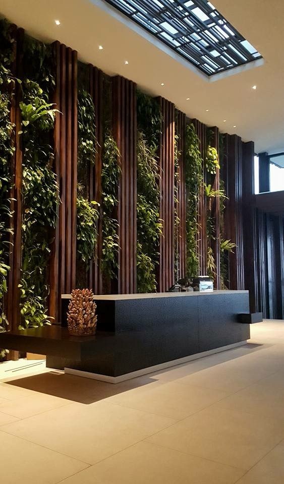 Thiết kế background là những thanh gỗ dài xen kẽ kết hợp cùng cây xanh leo là xu hướng thiết kế hiện đại, hướng đến một không gian xanh cho toàn bộ văn phòng.