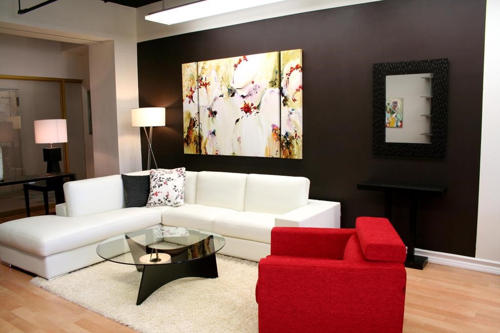 Các món đồ nội thất bàn ghế cafe đơn sắc vẫn có thể khiến cho không gian phòng khách trở nên nổi bật.