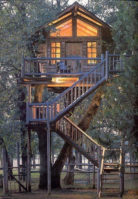 Nhà trên cây được dẫn lên bởi cầu thang gỗ xinh xắn. Thiết kế ban công xung quanh nhà tạo nên không gian gần gũi hơn với tự nhiên.