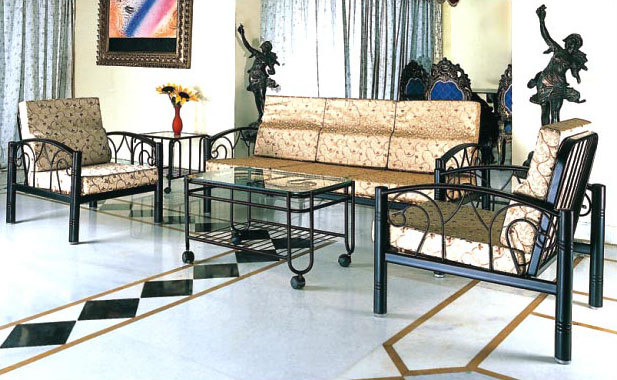 Thiết kế sofa khung sắt chắc chắn kết hợp cùng dáng ghế dài truyền thống mang đến ấn tượng khó quên.